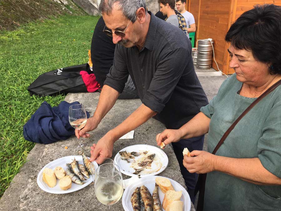 Nepaldalaren aldeko sardina jana