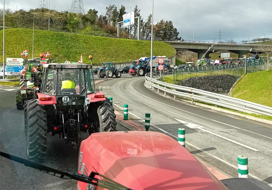 Getariatik ere hainbat traktore joan dira nekazarien protestara